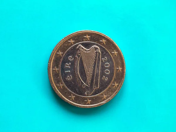 Moneta da 1 euro, Unione Europea, Irlanda over green blue — Foto Stock