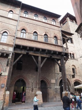 İnsanlar Bologna şehir merkezinde