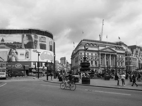 Personas en Piccadilly Circus en Londres blanco y negro — Foto de Stock