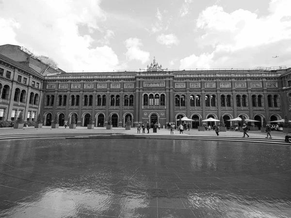 Victoria and Albert Museum in London black and white — Stock Photo, Image