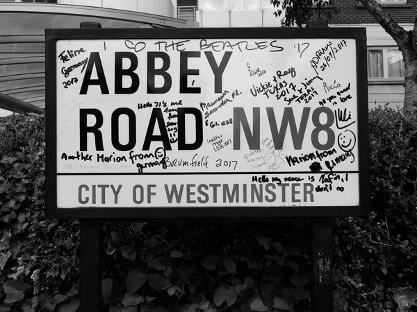 Знак Abbey Road в Лондоне чёрно-белый — стоковое фото