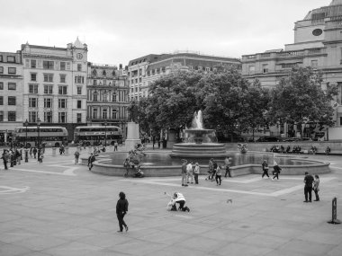 Trafalgar Meydanı'nda insanlar Londra siyah ve beyaz