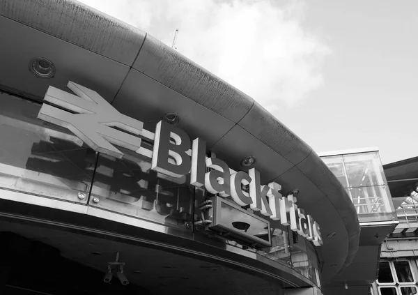 Blackfriars railway station i London svart och vitt — Stockfoto