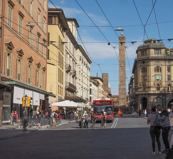 Lidé v centru města Bologna — Stock fotografie