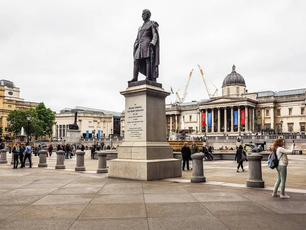 Menschen auf dem Trafalgar Square in London (hdr)) — Stockfoto