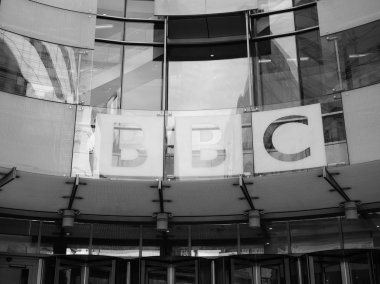 BBC Broadcasting evde Londra siyah ve beyaz