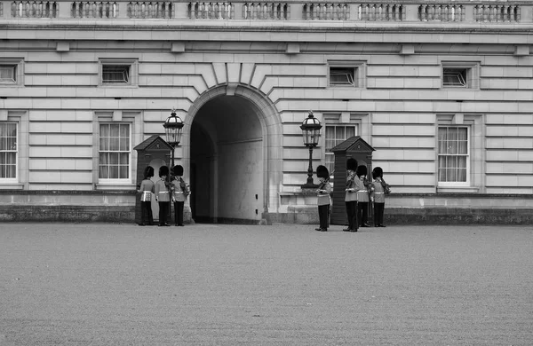 Buckingham Palace à Londres noir et blanc — Photo