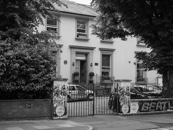 Abbey road studios in london schwarz und weiß — Stockfoto