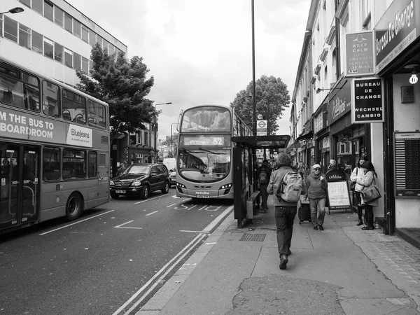 Autobús rojo en Londres blanco y negro — Foto de Stock