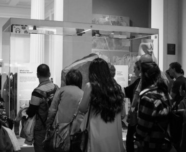 Turist İngiliz Müzesi'nde Londra siyah ve beyaz