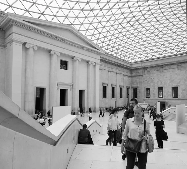 Turist İngiliz Müzesi'nde Londra siyah ve beyaz — Stok fotoğraf