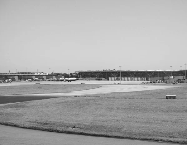 Aeropuerto de Londres Stansted blanco y negro — Foto de Stock