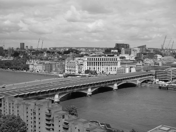 Londen city skyline zwart-wit — Stockfoto