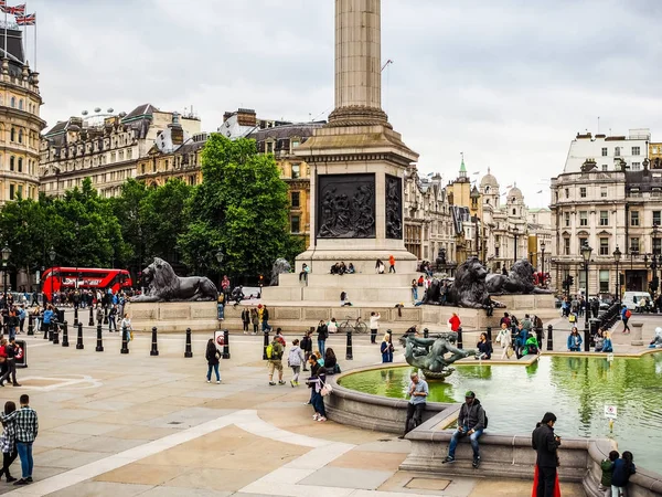 Menschen auf dem Trafalgar Square in London, hdr — Stockfoto