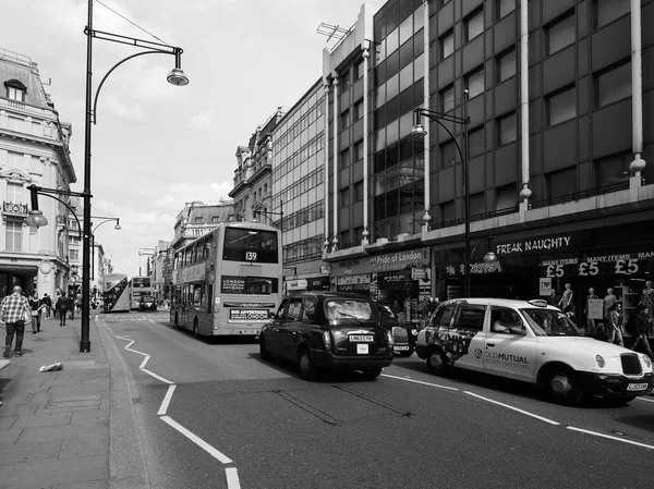 Människor i Oxford Street i London svart och vitt — Stockfoto