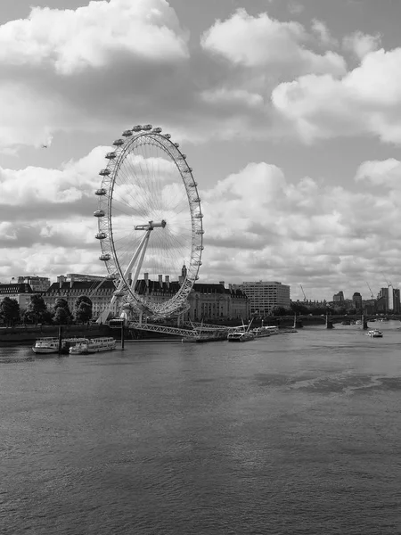 London Eye em Londres preto e branco — Fotografia de Stock