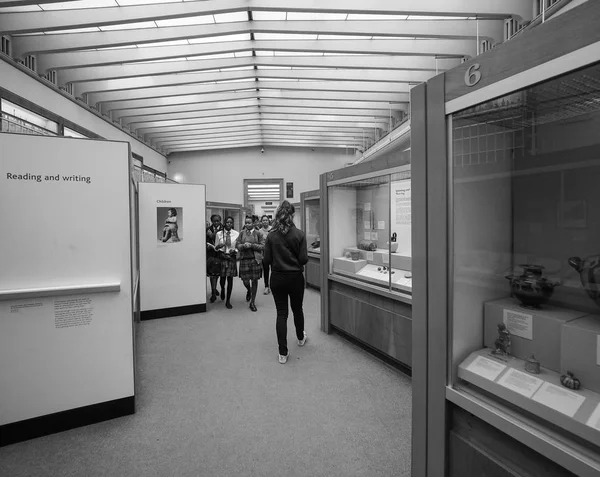 Tourists at British Museum in London black and white — Stock Photo, Image