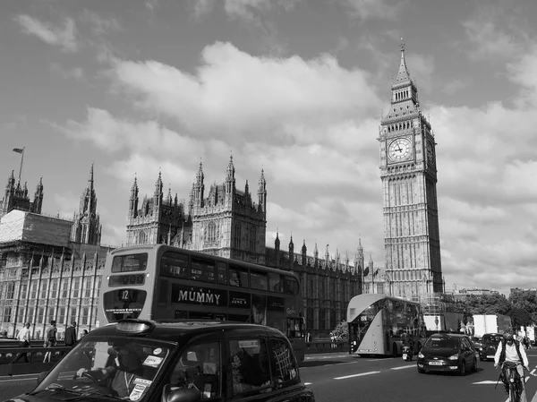 Westminsterský palác v Londýně černé a bílé — Stock fotografie