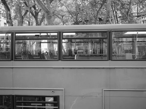 Ônibus vermelho em Londres preto e branco — Fotografia de Stock