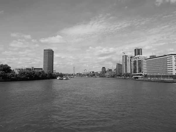 Londra siyah beyaz Thames Nehri — Stok fotoğraf
