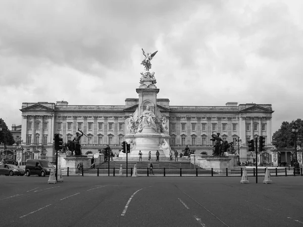 Buckinghamský palác v Londýně černé a bílé — Stock fotografie