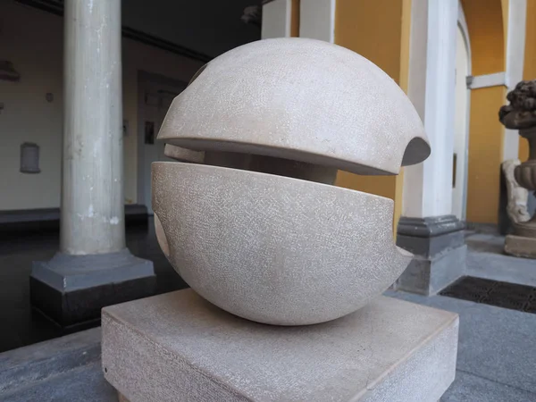 Скульптура Джио Помодоро в Турине — стоковое фото