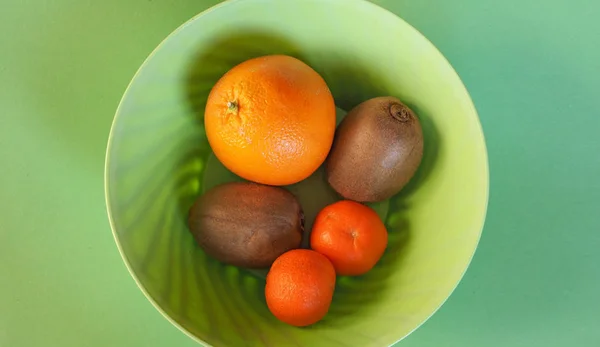 Früchte in Plastikschüssel — Stockfoto