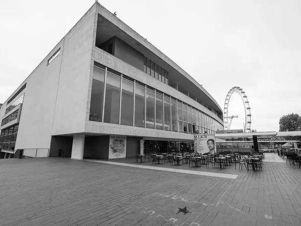 Royal Festival Hall in Londen zwart-wit — Stockfoto