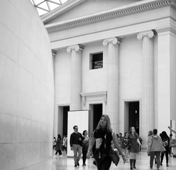 Turistas no Museu Britânico em Londres preto e branco — Fotografia de Stock