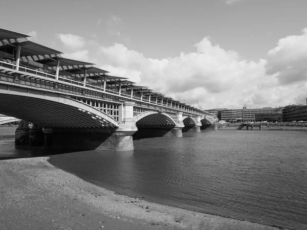 Темза в Лондоне черно-белая — стоковое фото