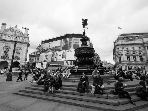 Piccadilly Circus insanlarda Londra siyah ve beyaz — Stok fotoğraf