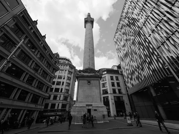 Monument in Londen zwart-wit — Stockfoto