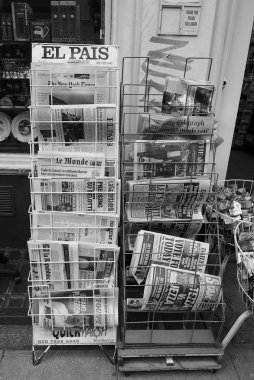 Gazeteler Londra siyah ve beyaz