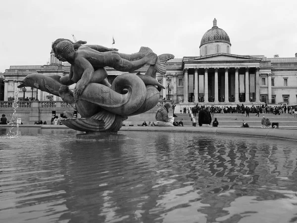 Persone a Trafalgar Square a Londra in bianco e nero — Foto Stock