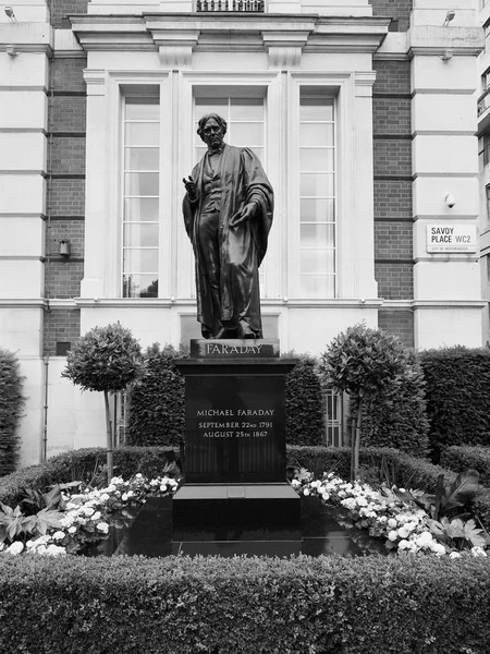 Faraday pomnik w miejscu Savoy Londyn czarno-białe — Zdjęcie stockowe