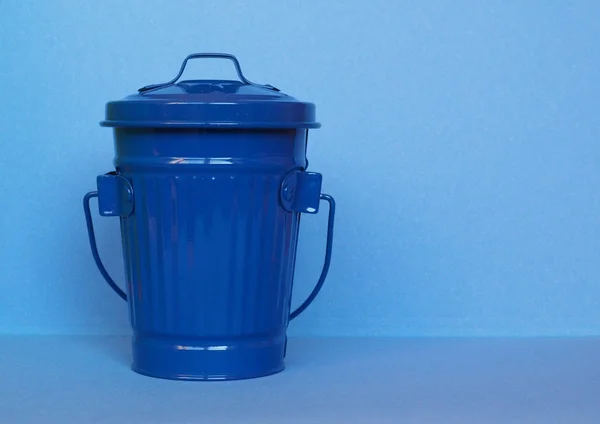 Lixo azul com espaço de cópia — Fotografia de Stock