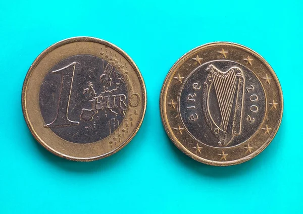 Monety 1 euro, Unia Europejska, Irlandia nad zielony niebieski — Zdjęcie stockowe