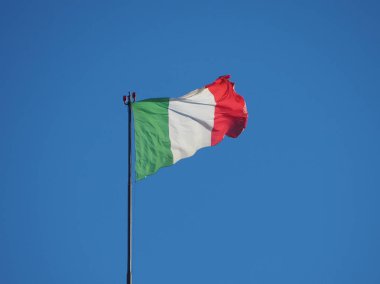 İtalyan bayrağı İtalya'nın mavi gökyüzü üzerinde