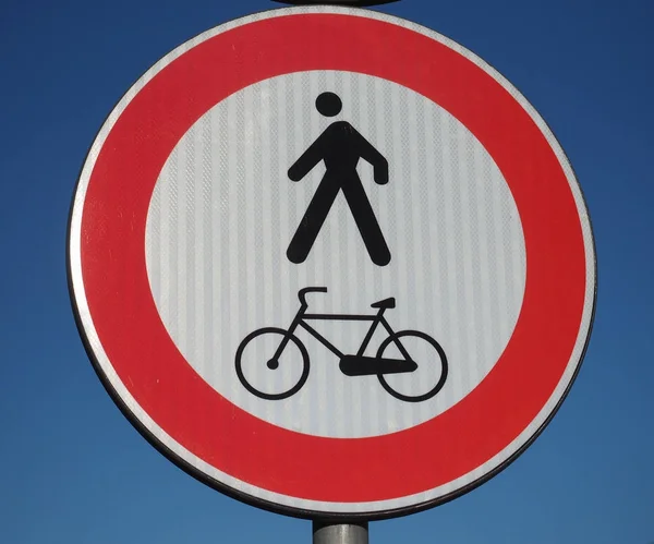 Geen voetgangers en fietsen verkeersbord over blauwe hemel — Stockfoto