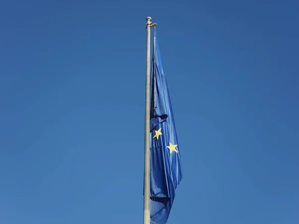 Bandera de la Unión Europea (UE) sobre el cielo azul — Foto de Stock