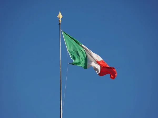 Olasz zászló Olaszország kék ég alatt — Stock Fotó
