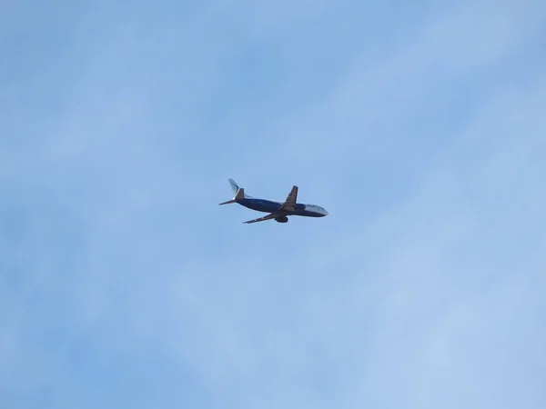 蓝天飞机波音737在都灵飞行 — 图库照片