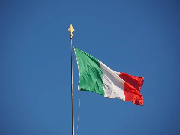 İtalyan bayrağı İtalya'nın mavi gökyüzü üzerinde — Stok fotoğraf