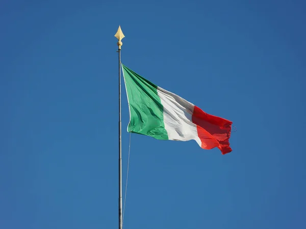 Drapeau italien de l'Italie sur ciel bleu — Photo