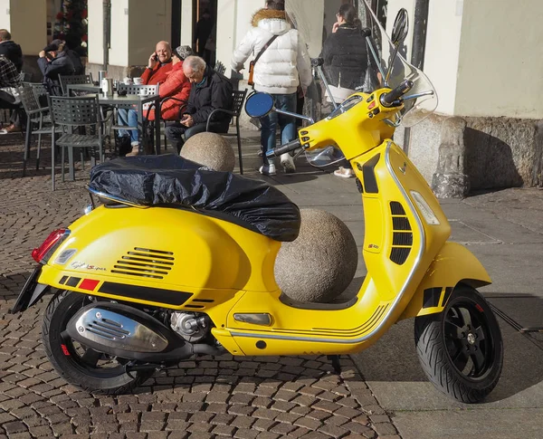 Żółty skuter Vespa włoski w Turyn — Zdjęcie stockowe