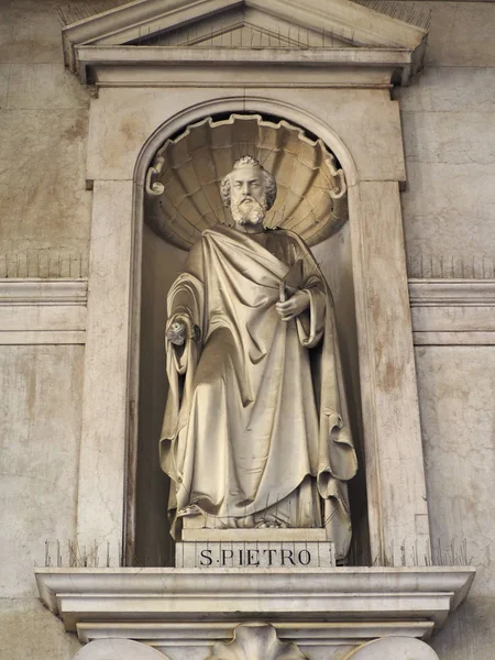 St Peter staty på Ss Annunziata kyrkan i Turin — Stockfoto