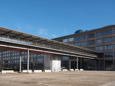Torino'da Lingotto yaya köprüsü