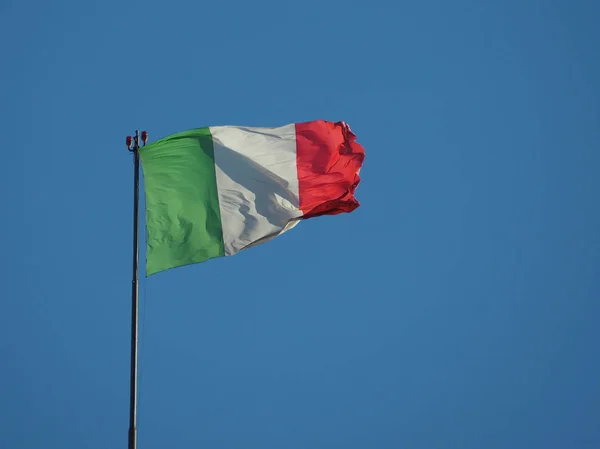 Drapeau italien de l'Italie sur ciel bleu — Photo