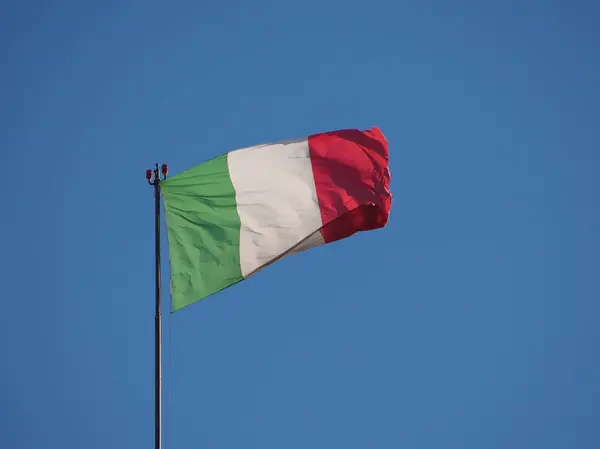 İtalyan bayrağı İtalya'nın mavi gökyüzü üzerinde — Stok fotoğraf