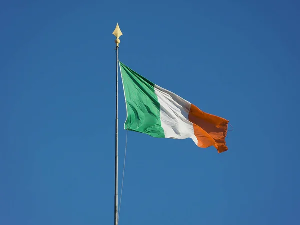 Drapeau irlandais de l'Irlande sur ciel bleu — Photo
